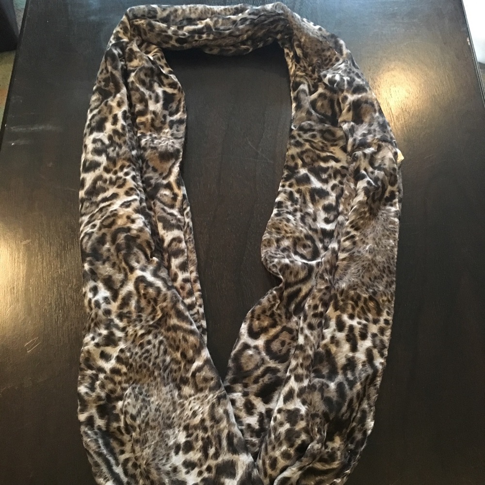 Scarf cheetah